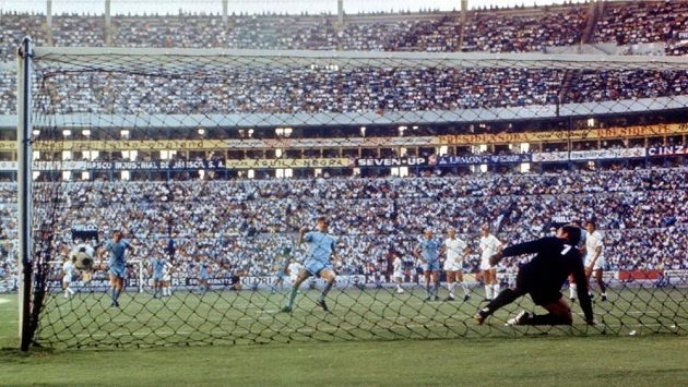 Československý brankář Ivo Viktor je v zápase MS 1970 v Mexiku překonán Angličanem Allanem Clarkem z penalty, národní tým právě touhle brankou prohrál. Po MS byl Viktor i další reprezentanti potrestán a ke slovu se dostala hráčská třetí garnitura. Československý brankář Ivo Viktor je v zápase MS 1970 v Mexiku překonán Angličanem Allanem Clarkem z penalty, národní tým právě touhle brankou prohrál. Po MS byl Viktor i další reprezentanti potrestán a ke slovu se dostala hráčská třetí garnitura.