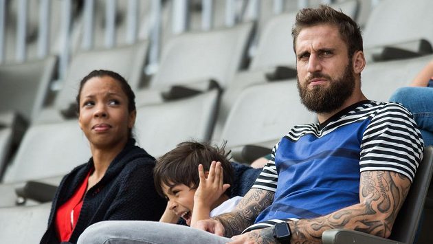 Fotbalista Jan Holenda s rodinou sleduje utkání Slavie s Příbramí. Fotbalista Jan Holenda s rodinou sleduje utkání Slavie s Příbramí.