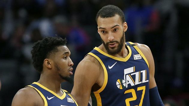 Basketbalista Utahu Jazz center Rudy Gobert (vpravo) vedle spoluhráče Donovana Mitchella. Basketbalista Utahu Jazz center Rudy Gobert (vpravo) vedle spoluhráče Donovana Mitchella.