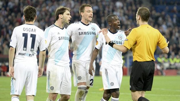 Fotbalisté Chelsea protestují u sudího Pavla Královce proti odpískanému pokutovému kopu v utkání proti Basileji. Fotbalisté Chelsea protestují u sudího Pavla Královce proti odpískanému pokutovému kopu v utkání proti Basileji.