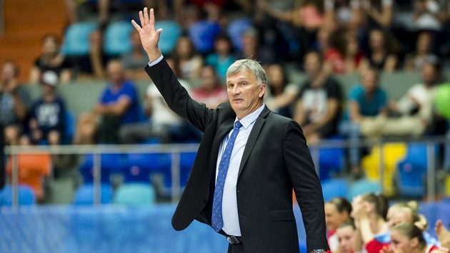Trenér českých basketbalistek Ivan Beneš při utkání s Ukrajinou. Trenér českých basketbalistek Ivan Beneš při utkání s Ukrajinou.