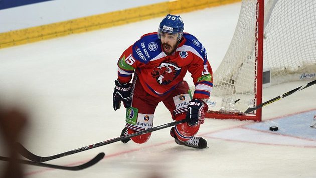 Útočník Lva Praha Justin Azevedo oslavuje rozhodující gól třetího finále KHL proti Magnitogorsku. Útočník Lva Praha Justin Azevedo oslavuje rozhodující gól třetího finále KHL proti Magnitogorsku.