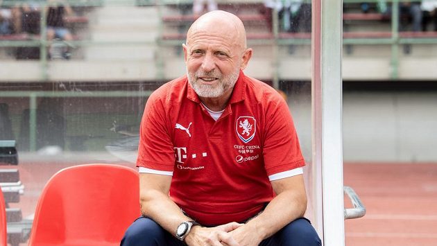 Trenér Karel Jarolím během přípravného utkání s Nigérií. Trenér Karel Jarolím během přípravného utkání s Nigérií.