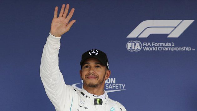 Spokojený Lewis Hamilton po úspěšné kvalifikaci na VC Japonska, ve které byl nejrychlejší. Spokojený Lewis Hamilton po úspěšné kvalifikaci na VC Japonska, ve které byl nejrychlejší.