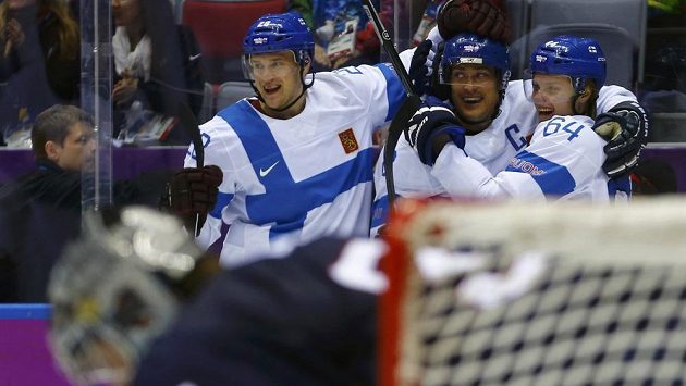 Teemu Selänne přijímá gratulace od svých finských spoluhráčů po jedné z branek, kterou vstřelil v zápase o třetí místo Spojeným státům. Teemu Selänne přijímá gratulace od svých finských spoluhráčů po jedné z branek, kterou vstřelil v zápase o třetí místo Spojeným státům.