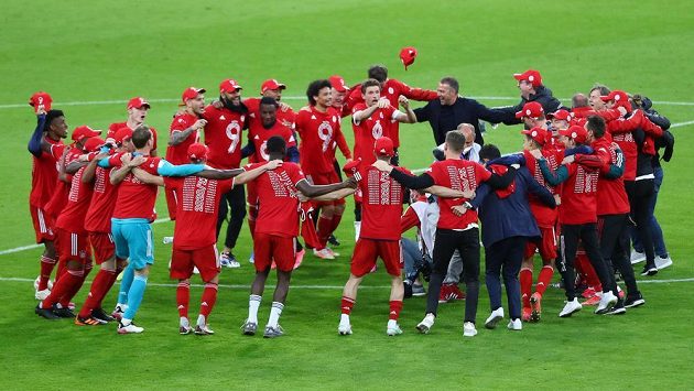 Fotbalisté Bayernu Mnichov slaví u středového kruhu po konci utkání 32. kola bundesligy proti Borussii Mönchengladbach Fotbalisté Bayernu Mnichov slaví u středového kruhu po konci utkání 32. kola bundesligy proti Borussii Mönchengladbach