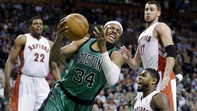 Pierce (uprostřed) v utkání proti Charlotte zazářil. Pierce (uprostřed) v utkání proti Charlotte zazářil.