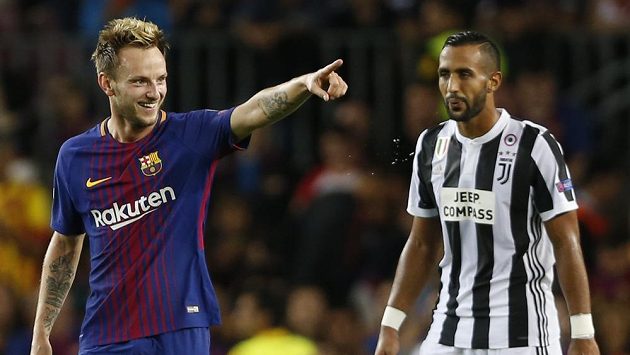 Barcelonský Ivan Rakitič (vlevo) se raduje z gólu, na snímku s ním je Mehdi Benatia z Juventusu. Barcelonský Ivan Rakitič (vlevo) se raduje z gólu, na snímku s ním je Mehdi Benatia z Juventusu.