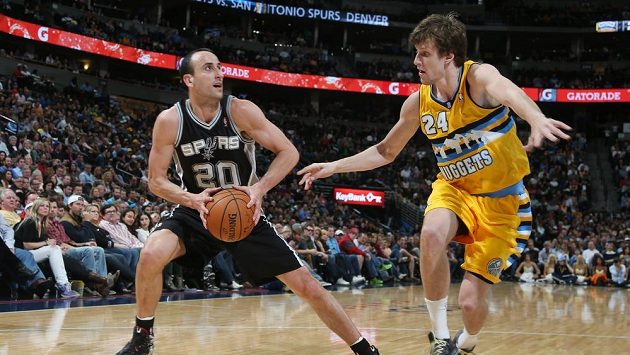 Český basketbalista Jan Veselý (vpravo) brání Argentince Ginobiliho ze San Antonia. Český basketbalista Jan Veselý (vpravo) brání Argentince Ginobiliho ze San Antonia.