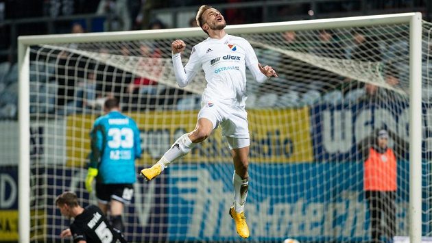 Fotbalista Baníku Ostrava Nemanja Kuzmanovič se raduje z gólu v Českých Budějovicích. Fotbalista Baníku Ostrava Nemanja Kuzmanovič se raduje z gólu v Českých Budějovicích.