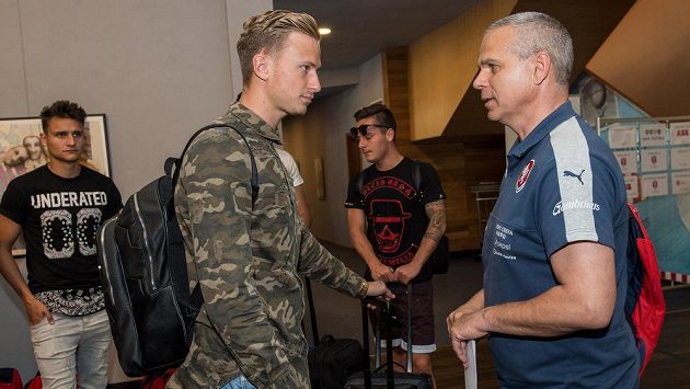 Antonín Barák (vlevo) a trenér Vítězslav Lavička během srazu reprezentace do 21 let před nadcházejícím ME v Polsku. Antonín Barák (vlevo) a trenér Vítězslav Lavička během srazu reprezentace do 21 let před nadcházejícím ME v Polsku.