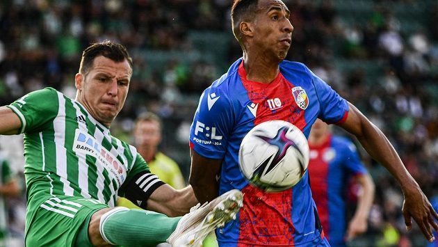Zleva Martin Dostál z Bohemians a Jhon Mosquera z Plzně. Zleva Martin Dostál z Bohemians a Jhon Mosquera z Plzně.