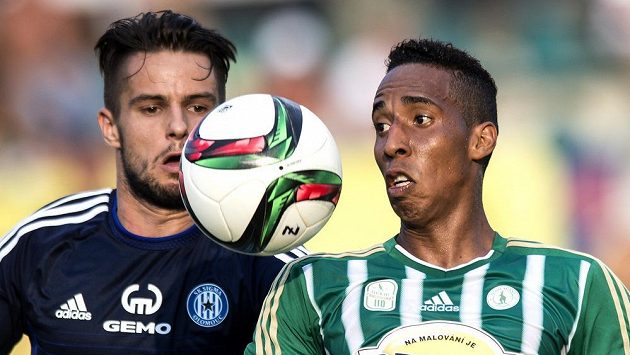 Jhon Mosquera z Bohemians (vpravo) a olomoucký Martin Hála. Jhon Mosquera z Bohemians (vpravo) a olomoucký Martin Hála.