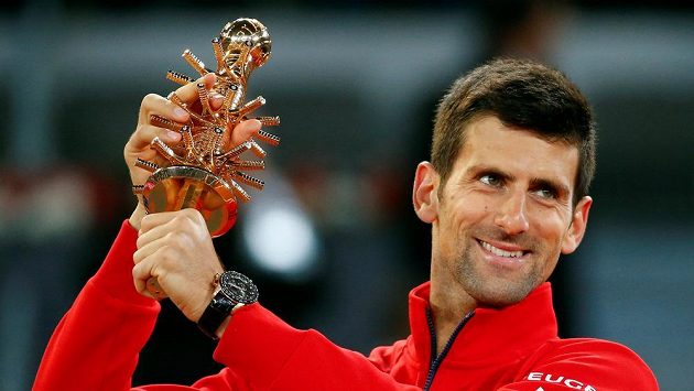 Srbský tenista Novak Djokovič s trofejí pro vítěze turnaje v Madridu. Srbský tenista Novak Djokovič s trofejí pro vítěze turnaje v Madridu.