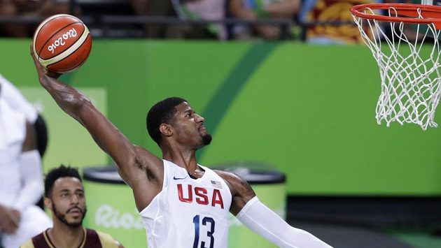 Američan Paul George smečuje v zápase s Venezuelou. Američan Paul George smečuje v zápase s Venezuelou.
