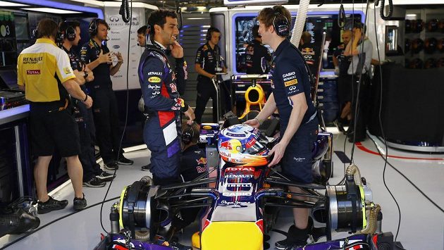 Daniel Ricciardo (vlevo) ze stáje Red Bull v diskuzi s jedním z techniků. Daniel Ricciardo (vlevo) ze stáje Red Bull v diskuzi s jedním z techniků.