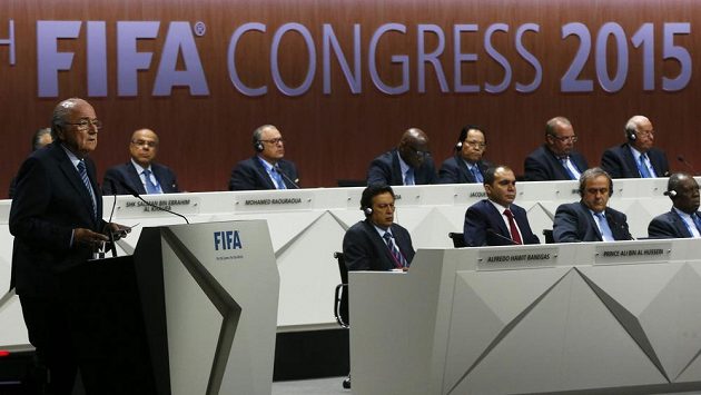 Předseda FIFA Sepp Blatter (vlevo) promlouvá na volebním kongresu v Curychu. Předseda FIFA Sepp Blatter (vlevo) promlouvá na volebním kongresu v Curychu.