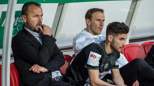 Trenér Jablonce Zdeňko Frťala (vlevo) a Michal Travník. Trenér Jablonce Zdeňko Frťala (vlevo) a Michal Travník.