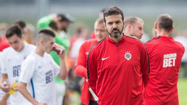 Trenér Sparty Praha Andrea Stramaccioni během přípravného utkání s FC MAS Táborsko. Trenér Sparty Praha Andrea Stramaccioni během přípravného utkání s FC MAS Táborsko.