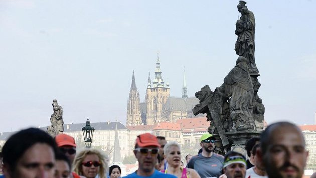 Deset tisíc běžců se 3. května postavilo na start 21. ročníku Pražského maratonu. Na trať se vydali v 9:00 ze Staroměstského náměstí. V elitní skupině vytrvalců patří k papírovým favoritům Etiopané Deribe Robi a Tadelech Bekeleová. Na snímku jsou závodníci na Karlově mostě. Deset tisíc běžců se 3. května postavilo na start 21. ročníku Pražského maratonu. Na trať se vydali v 9:00 ze Staroměstského náměstí. V elitní skupině vytrvalců patří k papírovým favoritům Etiopané Deribe Robi a Tadelech Bekeleová. Na snímku jsou závodníci na Karlově mostě.
