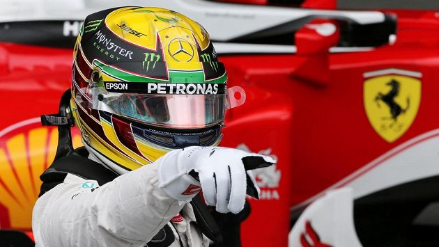 Brit Lewis Hamilton slaví zisk pole position pro Velkou cenu Brazílie. Brit Lewis Hamilton slaví zisk pole position pro Velkou cenu Brazílie.