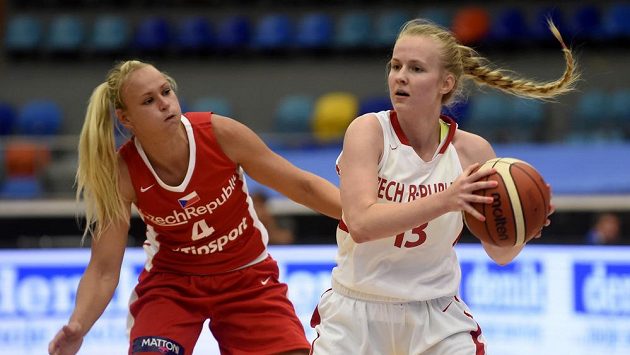 Zleva jsou Michaela Stejskalová z ČR A a Petra Holešínská z ČR B. Zleva jsou Michaela Stejskalová z ČR A a Petra Holešínská z ČR B.