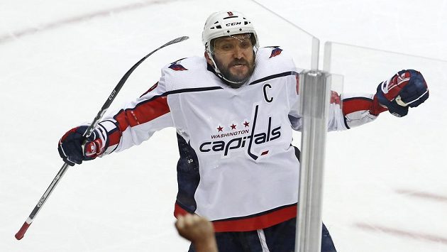 Ruský střelec Washingtonu Alexandr Ovečkin se raduje z gólu proti Pittsburghu. Ruský střelec Washingtonu Alexandr Ovečkin se raduje z gólu proti Pittsburghu.