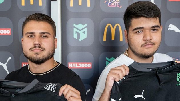 Nové posily týmu Entropiq pro herní titul FIFA zleva Mario „MarioOoso99“ Gumbrešt a Matěj „Matejs“ Dunka. Nové posily týmu Entropiq pro herní titul FIFA zleva Mario „MarioOoso99“ Gumbrešt a Matěj „Matejs“ Dunka.