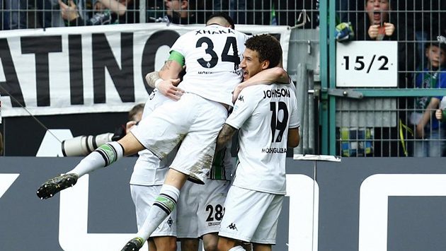 Fotbalisté Mönchengladbachu se radují z gólu proti Herthě. Fotbalisté Mönchengladbachu se radují z gólu proti Herthě.