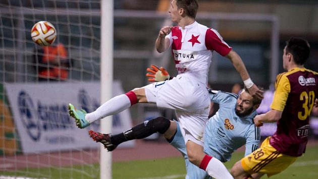 Milan Škoda ze Slavie střílí pohodlně druhý gól brankáři Dukly Filipu Radovi. Milan Škoda ze Slavie střílí pohodlně druhý gól brankáři Dukly Filipu Radovi.