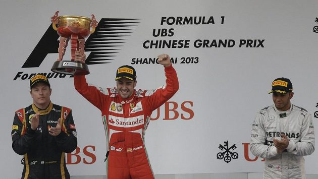 Fernando Alonso se raduje s pohárem pro vítěze GP v Šanghaji. Vlevo druhý v cíli Kimi Räikkönen, zcela vpravo třetí Lewis Hamilton. Fernando Alonso se raduje s pohárem pro vítěze GP v Šanghaji. Vlevo druhý v cíli Kimi Räikkönen, zcela vpravo třetí Lewis Hamilton.