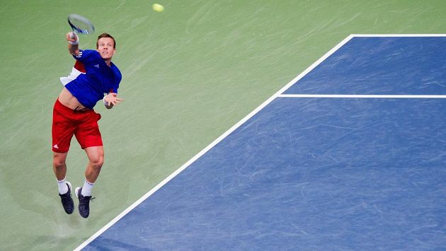 Český tenista Tomáš Berdych servíruje při daviscupovém utkání v Německu. Český tenista Tomáš Berdych servíruje při daviscupovém utkání v Německu.