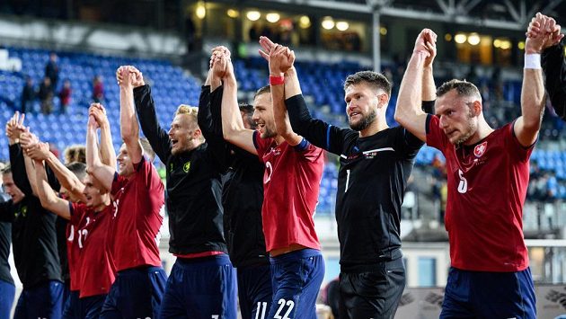 Fotbalisté české reprezentace (zprava): Vladimír Coufal, Tomáš Vaclík, Tomáš Souček a Antonín Barák děkují fanouškům po utkání kvalifikace MS 2022. Fotbalisté české reprezentace (zprava): Vladimír Coufal, Tomáš Vaclík, Tomáš Souček a Antonín Barák děkují fanouškům po utkání kvalifikace MS 2022.