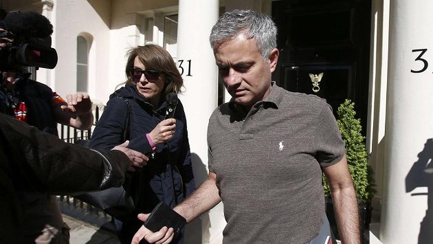 Jose Mourinho se už brzy má stát koučem Manchesteru United. Jose Mourinho se už brzy má stát koučem Manchesteru United.