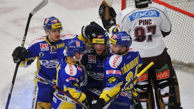Zlínský útočník Antonín Honejsek (třetí zleva) oslavuje se spoluhráči gól do sítě pražské Sparty. Zlínský útočník Antonín Honejsek (třetí zleva) oslavuje se spoluhráči gól do sítě pražské Sparty.