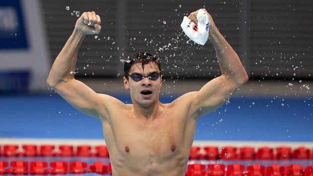 Rus Jevgenij Rylov se raduje z vítězství na olympiádě v Tokiu v závodu na 100 m znak. Rus Jevgenij Rylov se raduje z vítězství na olympiádě v Tokiu v závodu na 100 m znak.