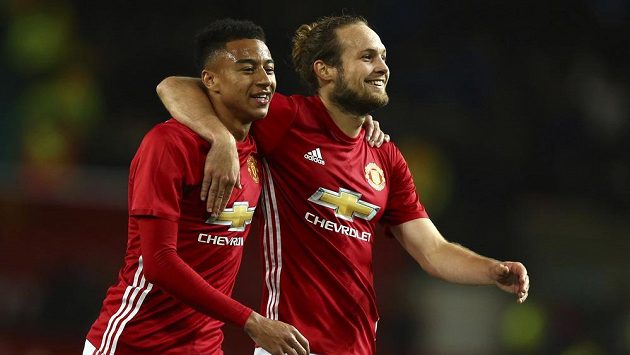 Fotbalisté Manchester United Jesse Lingard (vlevo) a Daley Blind se usmívají po vítězství v poháru nad konkurenčními City Fotbalisté Manchester United Jesse Lingard (vlevo) a Daley Blind se usmívají po vítězství v poháru nad konkurenčními City