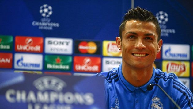 Cristino Ronaldo na tiskové konferenci před zápasem s AS Řím, kterou opustil předčasně. Cristino Ronaldo na tiskové konferenci před zápasem s AS Řím, kterou opustil předčasně.