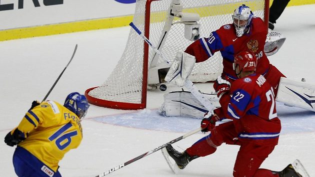 Švédský hokejista Filip Forsberg (vlevo) střílí gól v semifinále MS do 20 let gól ruskému brankáři Andreji Vasilevskému. Švédský hokejista Filip Forsberg (vlevo) střílí gól v semifinále MS do 20 let gól ruskému brankáři Andreji Vasilevskému.