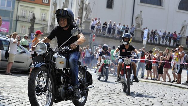 V rámci oslav 50. výročí prvního závodu motocyklové Grand Prix se uskutečnila vzpomínková jízda Brnem, které se zúčastnili legendární jezdci ze světa i z bývalého Československa. Na snímku jsou (zepředu) bývalý závodník Miloš Sedlák, německý motocyklista Stefan Bradl a Karel Hanika ml. V rámci oslav 50. výročí prvního závodu motocyklové Grand Prix se uskutečnila vzpomínková jízda Brnem, které se zúčastnili legendární jezdci ze světa i z bývalého Československa. Na snímku jsou (zepředu) bývalý závodník Miloš Sedlák, německý motocyklista Stefan Bradl a Karel Hanika ml.