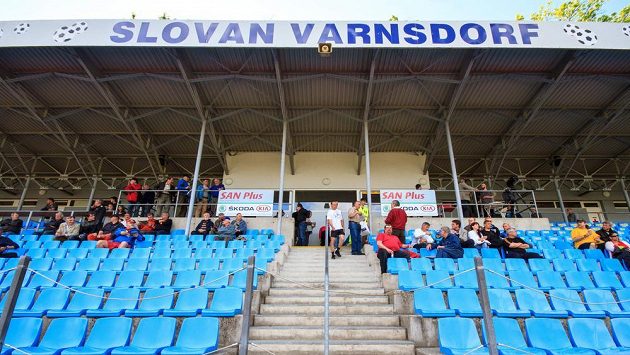 Stadión ve Varnsdorfu nevyhovuje podmínkám pro první ligu. Stadión ve Varnsdorfu nevyhovuje podmínkám pro první ligu.