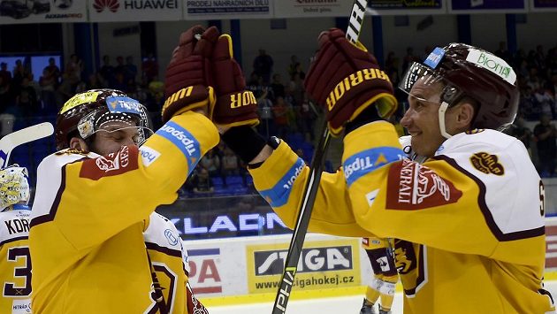 Hráči Jihlavy Richard Diviš (vlevo) a Josef Skořepa se radují z vítězného utkání v Kladně. Hráči Jihlavy Richard Diviš (vlevo) a Josef Skořepa se radují z vítězného utkání v Kladně.