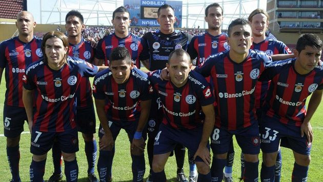 Fotbalisté klubu San Lorenzo se svými nevšedně ozdobenými dresy. Fotbalisté klubu San Lorenzo se svými nevšedně ozdobenými dresy.