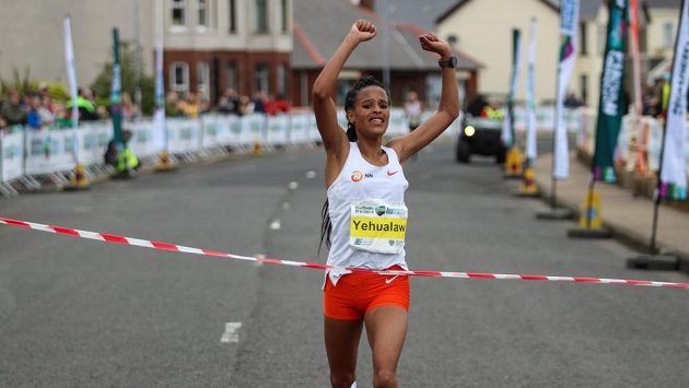 Etiopanka Yehualawová posunula světový rekord v půlmaratonu pod 64 minut. Etiopanka Yehualawová posunula světový rekord v půlmaratonu pod 64 minut.
