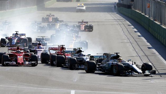 První zatáčka Velké ceny Ázerbájdžánu, v čele Brit Lewis Hamilton. První zatáčka Velké ceny Ázerbájdžánu, v čele Brit Lewis Hamilton.
