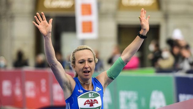 Eva Vrabcová Nývltová v cíli běžeckého závodu The Battle of the Teams a Mistrovství ČR v maratonu. Eva Vrabcová Nývltová v cíli běžeckého závodu The Battle of the Teams a Mistrovství ČR v maratonu.