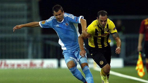 Jan Lecjaks z Young Boys Bern (vpravo) bojuje o míč s Františkem Kubíkem ze Slovanu Bratislava. Jan Lecjaks z Young Boys Bern (vpravo) bojuje o míč s Františkem Kubíkem ze Slovanu Bratislava.