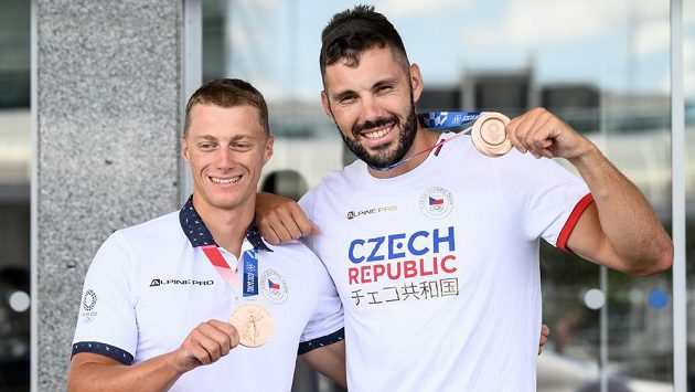 Z Tokia se vrátili rychlostní kanoisté Radek Šlouf (vlevo) a Josef Dostál s bronzem. Z Tokia se vrátili rychlostní kanoisté Radek Šlouf (vlevo) a Josef Dostál s bronzem.