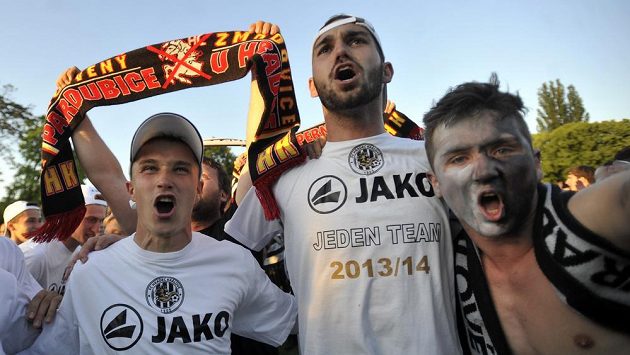 Hradečtí fotbalisté se radují s fanoušky z vítězství a postupu do první ligy. Hradečtí fotbalisté se radují s fanoušky z vítězství a postupu do první ligy.