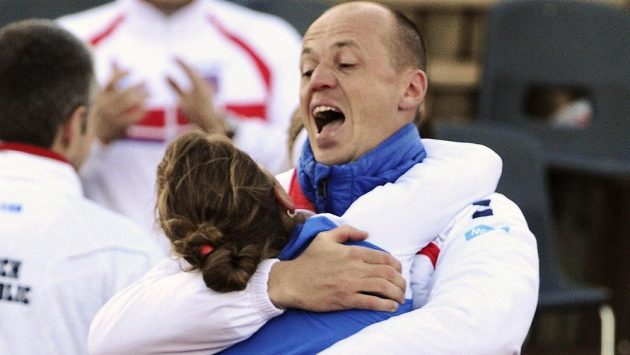 Český kapitán Petr Pála slaví s Barborou Záhlavovou-Strýcovou postup do semifinále Fed Cupu. Český kapitán Petr Pála slaví s Barborou Záhlavovou-Strýcovou postup do semifinále Fed Cupu.